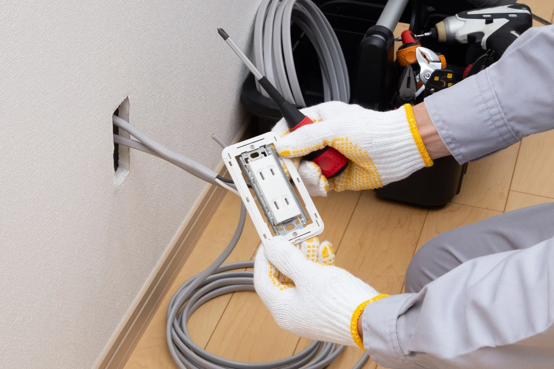 【電気歴20年のプロが解決】住まいと店舗の電気の困った!はSE Worksにおまかせ